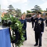 La alcaldesa Catalá y el jefe de la Policía, José Vicente Herrera, en la ofrenda a los caídos