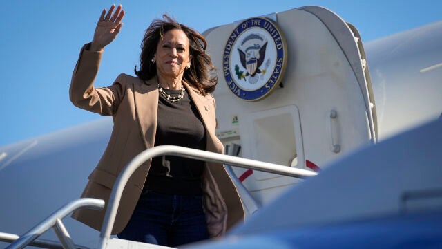 Kamala Harris saluda desde el Air Force Two en Filadelfia