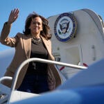 Kamala Harris saluda desde el Air Force Two en Filadelfia