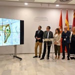 El alcalde de Murcia, José Ballesta, junto al concejal delegado de Desarrollo Urbano y Ciudad Inteligente, José Guillén, acompañados por miembros del Equipo de Gobierno y técnicos del Consistorio