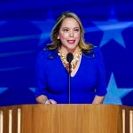 Olivia Troye, exfuncionaria de Seguridad Nacional de la administración Donald Trump, durante la Convención Nacional Demócrata (DNC) en el United Center de Chicago