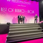 Vanessa O'Bree (Bodegas Bilbaínas), Jaime García Calzada, presidente de Cámara de Comercio de Rioja, y Juan Sáenz de Buruaga, presidente de Great Wine Capitals Bilbao/Rioja