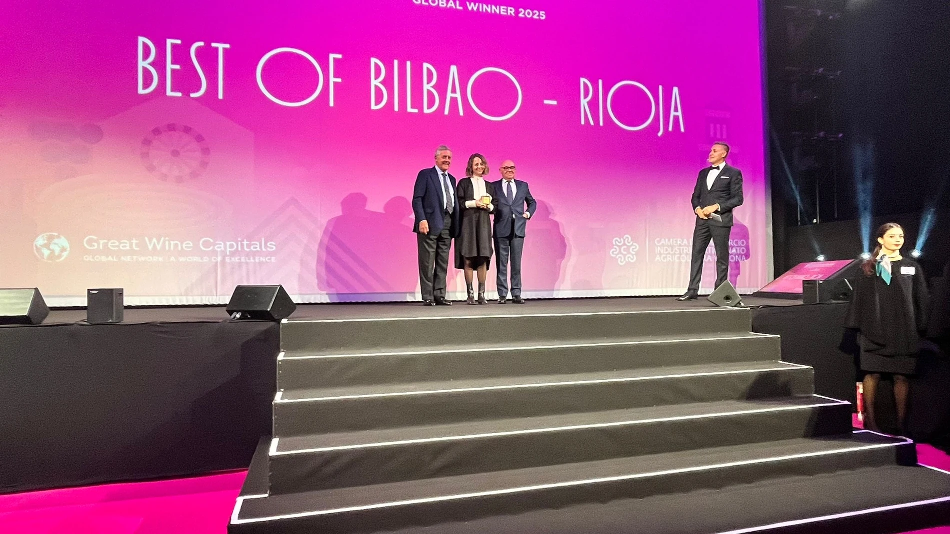 Vanessa O'Bree (Bodegas Bilbaínas), Jaime García Calzada, presidente de Cámara de Comercio de Rioja, y Juan Sáenz de Buruaga, presidente de Great Wine Capitals Bilbao/Rioja