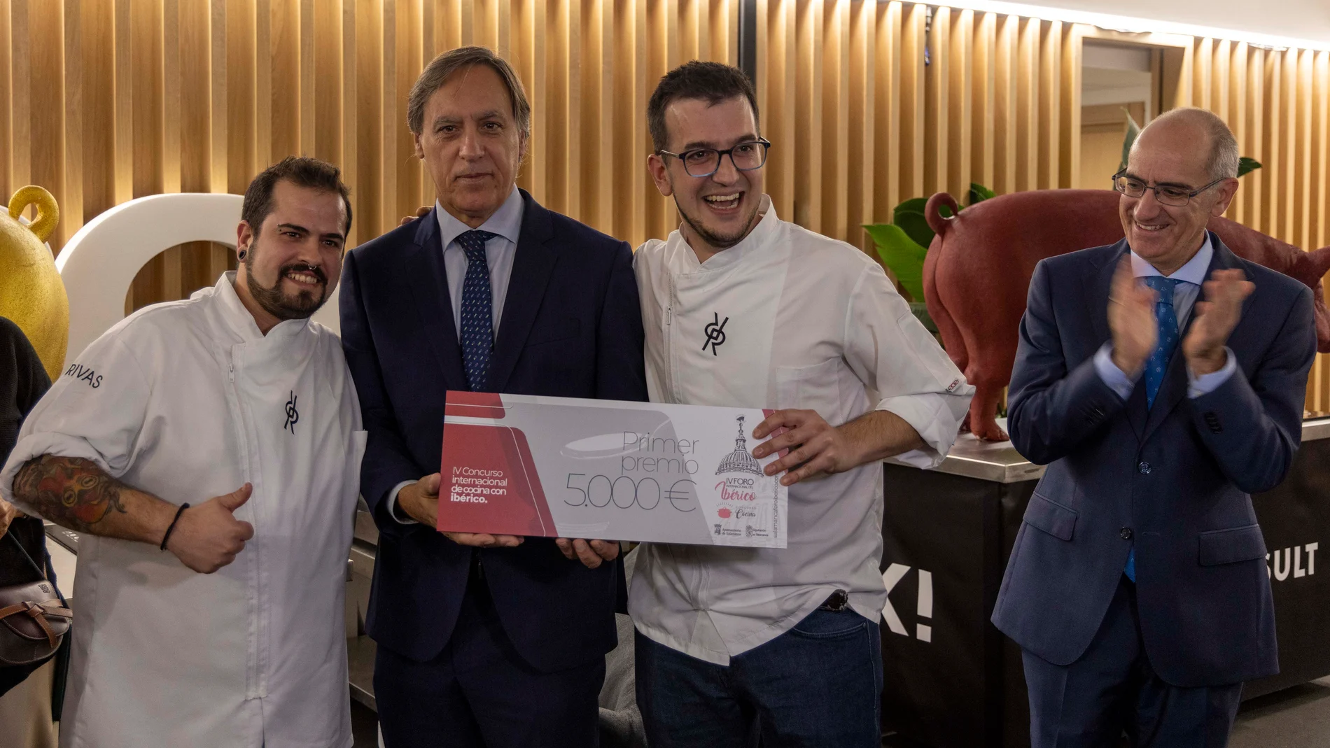 El alcalde de Salamanca, Carlos García Carbayo; y el presidente de la Diputación, Javier Iglesias, entregan los galardones de la pasada edición