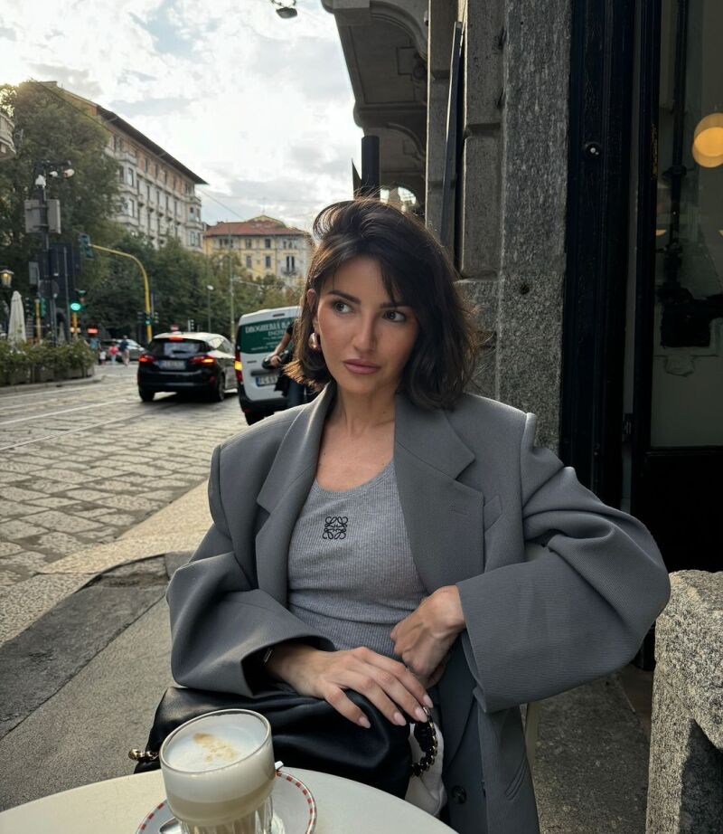 Alexandra Pereira con corte de pelo bob.