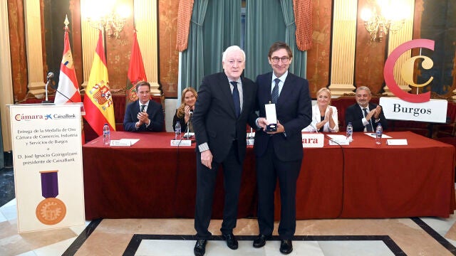 El presidente de la Cámara de Burgos, Antonio Miguel Méndez Pozo, entrega la Medalla a José Ignacio Goirigolzarri, en presencia de Leticia García, Cristina Ayala y Borja Suárez