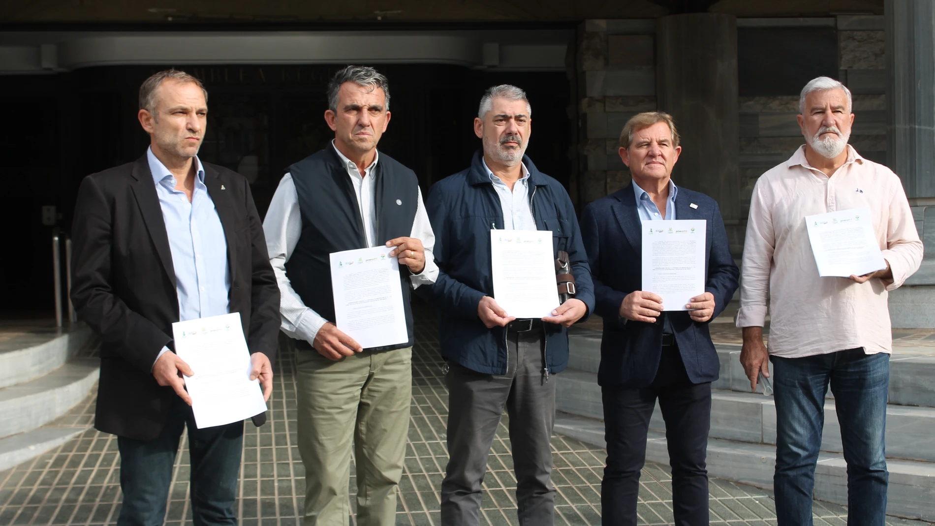 Los líderes de las organizaciones agrarias, frente a la Asamblea Regional
