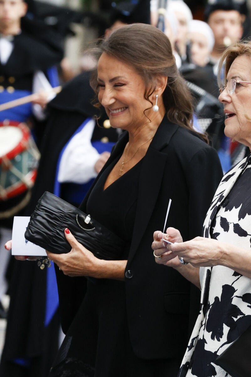 Paloma Rocasolano con vestido negro y pendientes de perla en los Premios Princesa de Asturias 2024