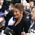 Paloma Rocasolano con vestido negro y pendientes de perla en los Premios Princesa de Asturias 2024