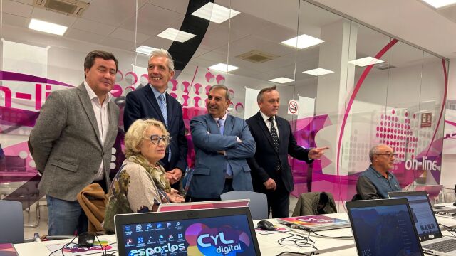 El consejero José Luis Sanz Merino visita el Espacio Cyl Digital de Ávila