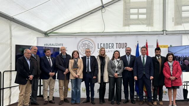 González Corral acompaña a los integrantes del proyecto LEADER Tour en la parada que esta iniciativa ha realizado