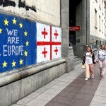 Las banderas de Georgia y la UE en una calle de la capital, Tiblisi