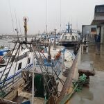 Barcos pesqueros de Sanlúcar amarrados al puerto en una foto de archivo