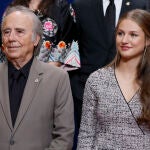 El cantante Joan Manuel Serrat junto a la princesa Leonor durante la audiencia de esta mañana