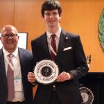 El estudiante Óscar Rodríguez recibe el premio como subcampeón del Mundial de Oratoria