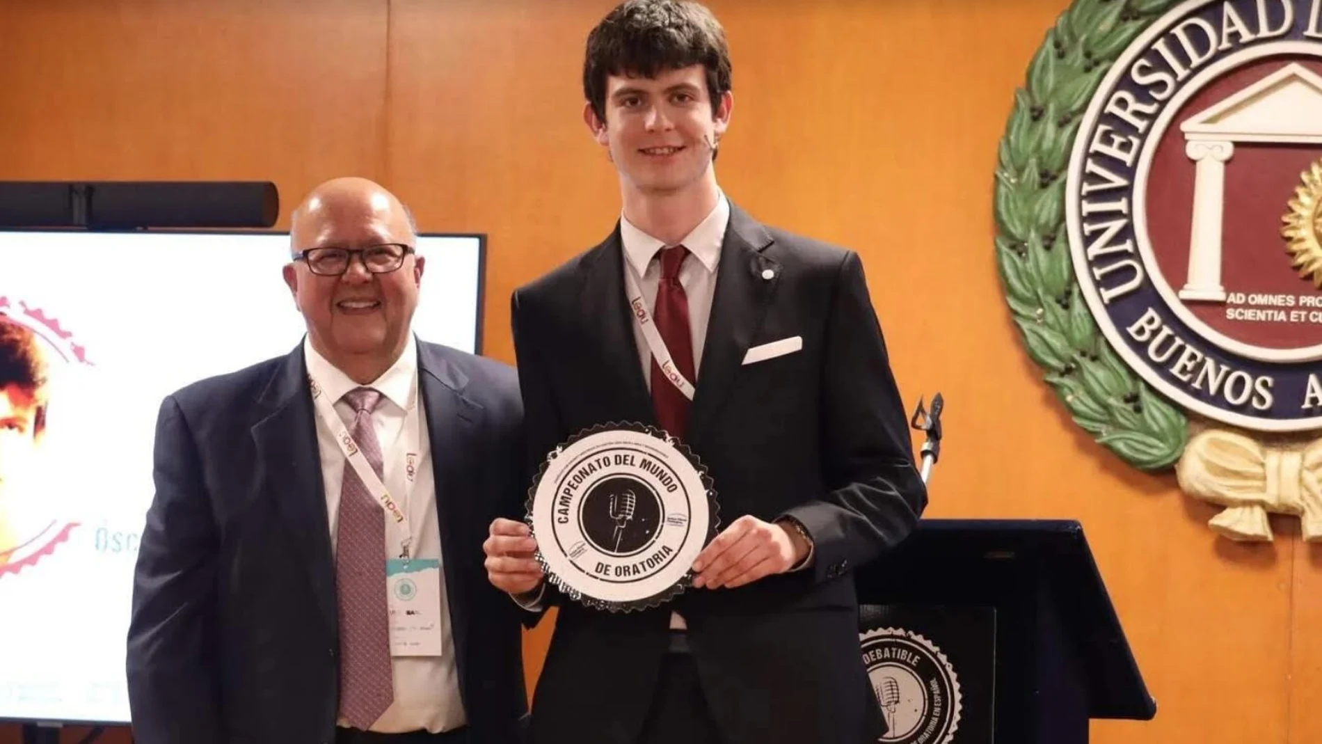 El estudiante Óscar Rodríguez recibe el premio como subcampeón del Mundial de Oratoria