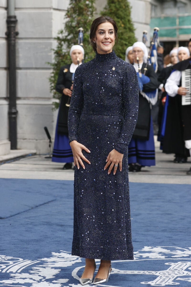 Carolina Marín deslumbra con un vestido azul noche bordado con paillettes en los Premios Princesa de Asturias 2024