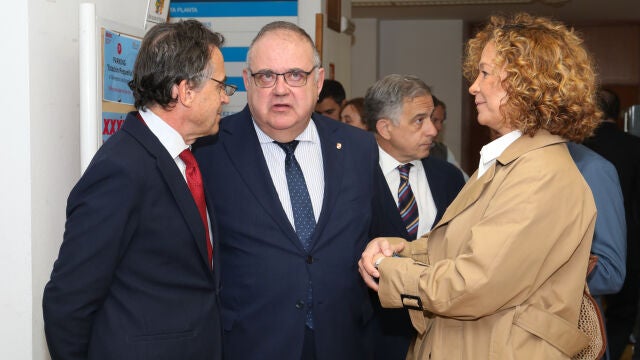 El consejero de Sanidad, Alejandro Vázquez Ramos(C), inaugura la XXXVII Reunión de la Asociación Castellana y Leonesa de Psiquiatría: 'Pilares sanitarios de la Recuperación', junto al dr. Francisco Ruíz(I), organizador del evento y jefe de psiquiatría del Caupa; y a la directora general de Asistencia Sanitaria de la Gerencia Regional de Salud, Silvia Fernández