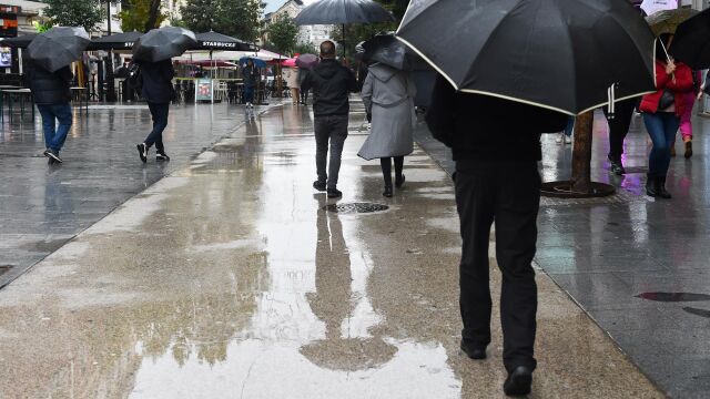 Casi la mitad de España estará hoy en aviso por lluvias, tormentas y olas
