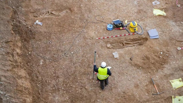 Arqueólogos hallan en el centro de Zaragoza una necrópolis islámica con 30 tumbas mirando a La Meca