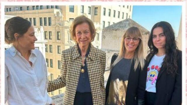 La Reina Sofía junto a miembros del equipo de Señora Rushmore