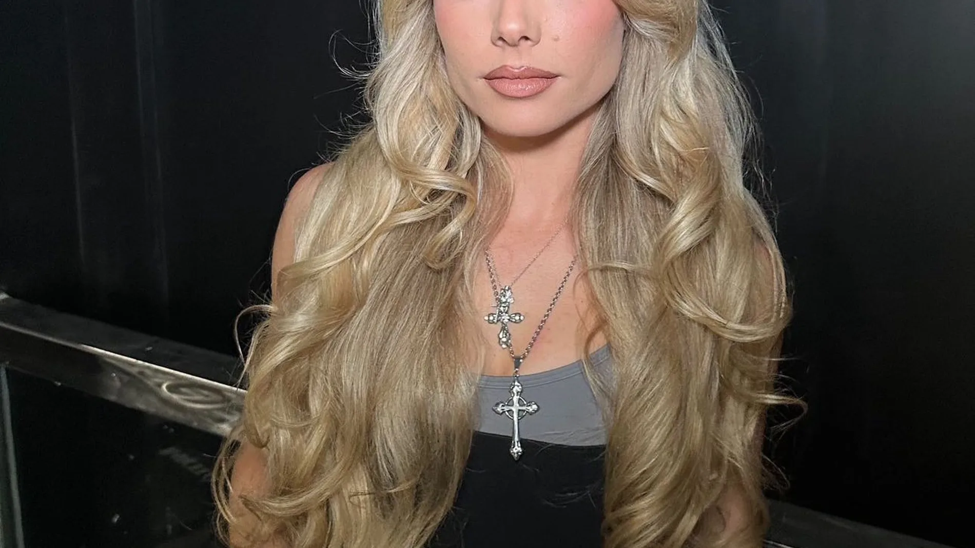 Marina Reche con corte de pelo a capas y flequillo abierto.
