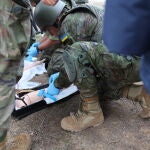 Militares ucranianos durante un módulo de formación sanitaria en combate