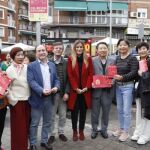 Paneles en chino en Usera para concienciar sobre el abandono de residuos