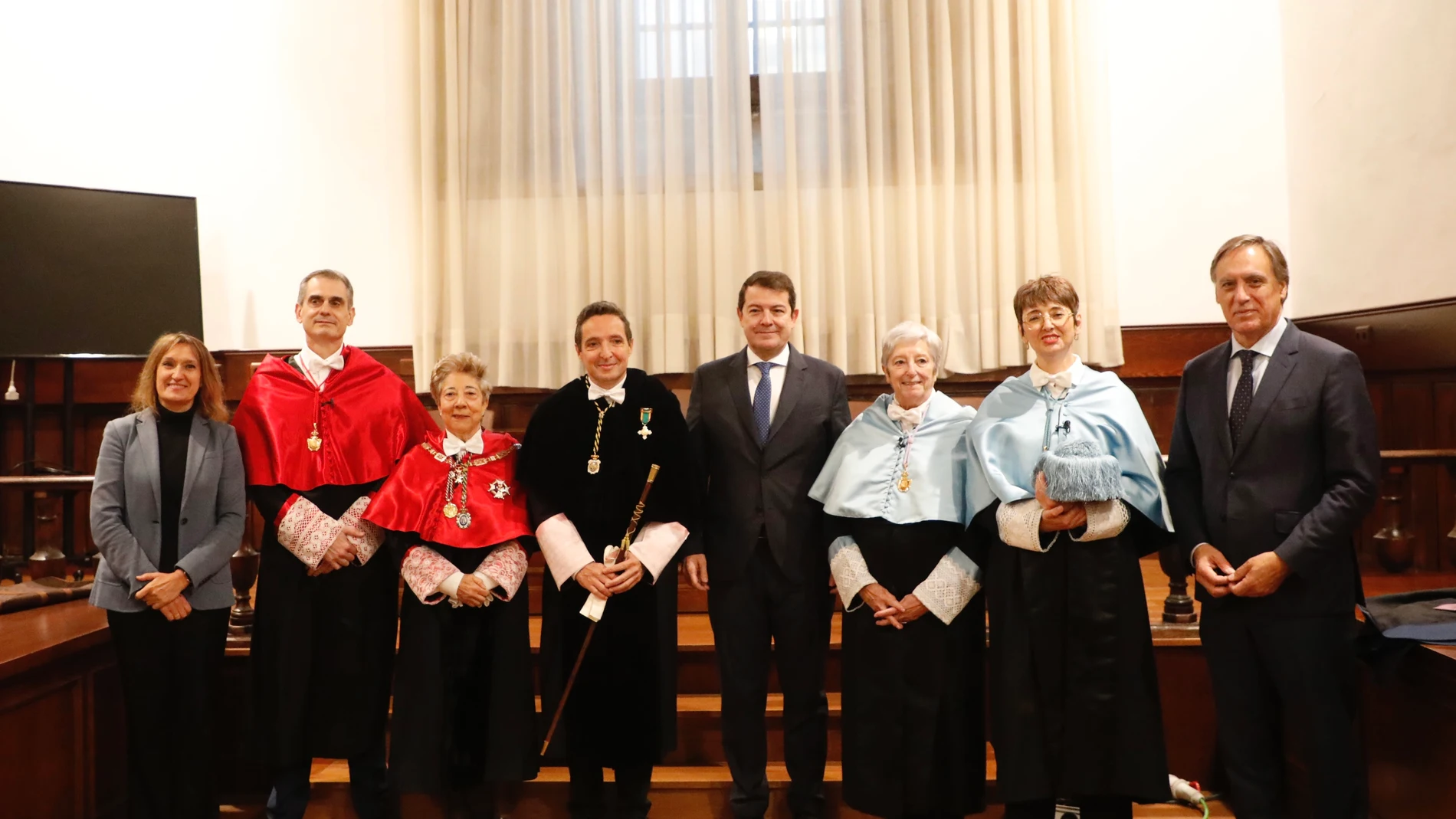 El presidente de la Junta de Castilla y León, Alfonso Fernández Mañueco, asiste, junto a la consejera Rocío Lucas, y el alcalde Carlos García Carbayo, al acto de investidura como doctoras ‘honoris causa’ por la Universidad de Salamanca de Araceli Mangas y Eulalia Pérez