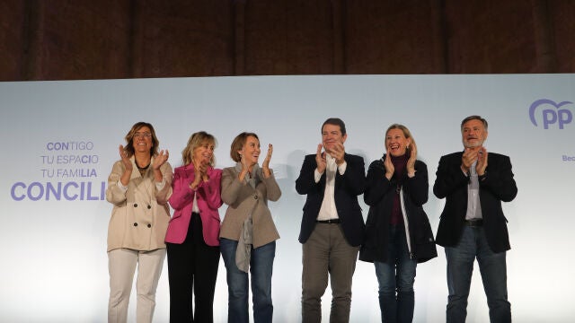 Armisén, María José de la Fuente, Cuca Gamarra, Mañueco, Isabel Blanco y Francisco Vázquez, tras el el acto