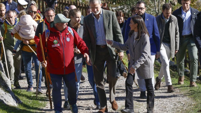 La Reina Letizia con abrigo de estampado vichy.
