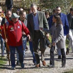 La Reina Letizia con abrigo de estampado vichy.