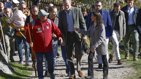 La Reina Letizia con abrigo de estampado vichy.