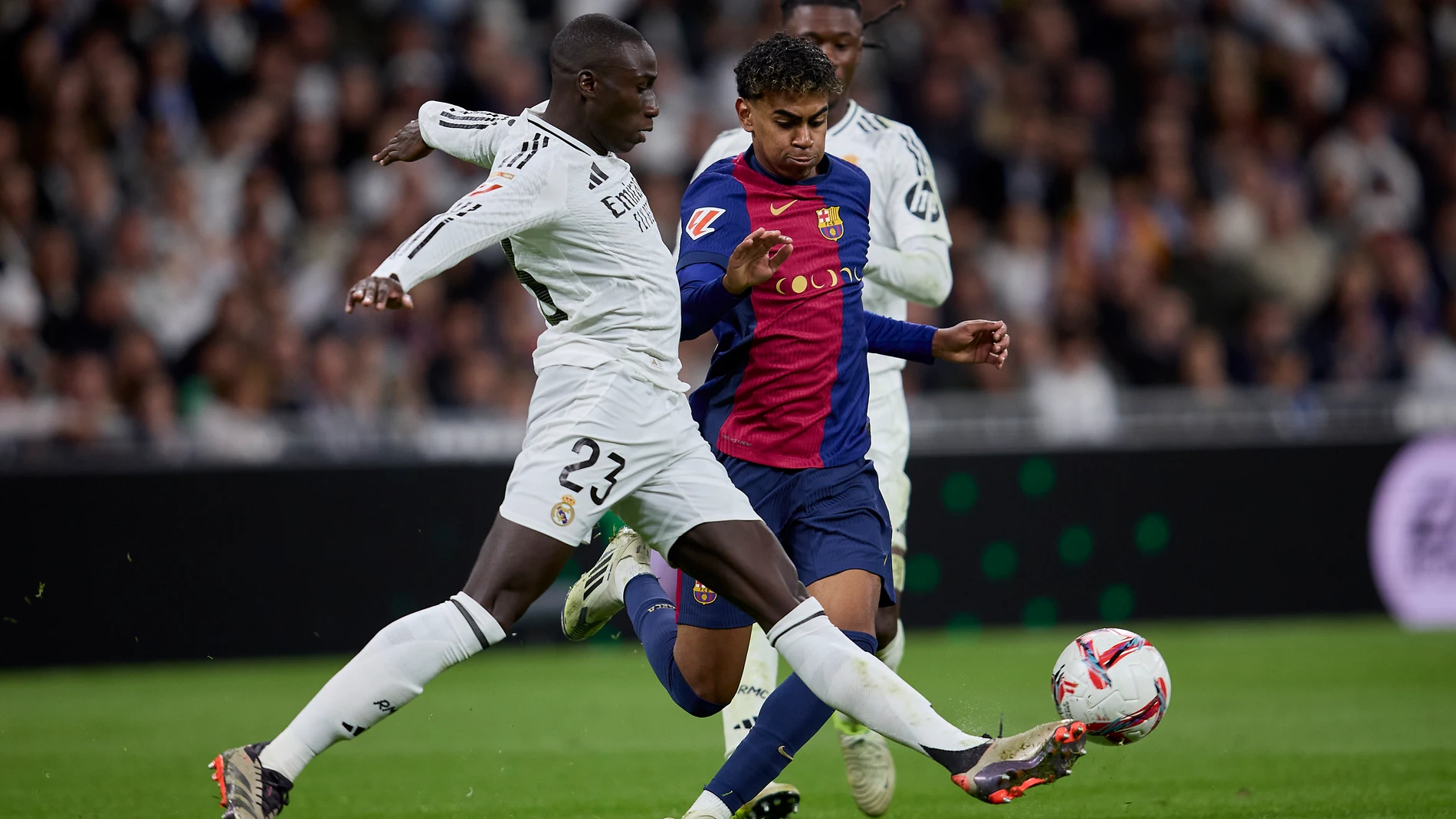 26 October 2024, Spain, Madrid: Barcelona's Lamine Yamal and Real Madrid's Ferland Mendy battle for the ball during the Spanish Primera Division soccer match between Real Madrid and FC Barcelona at the Santiago Bernabeu Stadium. Photo: Ruben Albarran/ZUMA Press Wire/dpaRuben Albarran/ZUMA Press Wire/d / DPA26/10/2024 ONLY FOR USE IN SPAIN