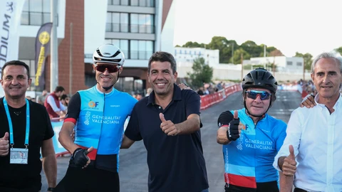El presidente de la Generalitat, Carlos Mazón, junto al ciclista español Alejandro Valverde durante la presentación de los equipos que participan en el Criterium Internacional de La Nucía