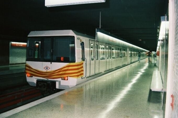 TMB retira el último tren con amianto de la red de metro de Barcelona