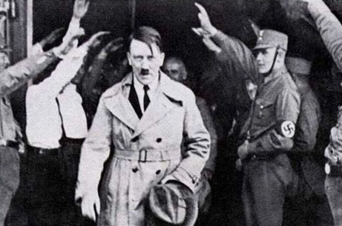 Hitler, el 5 de diciembre de 1931, abandonando la sede de su partido en Mínich, Alemania