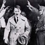 Hitler, el 5 de diciembre de 1931, abandonando la sede de su partido en Mínich, Alemania