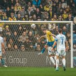 Brondby - Copenhague: Bengalas, lanzamiento de objetos y cargas en el clásico danés