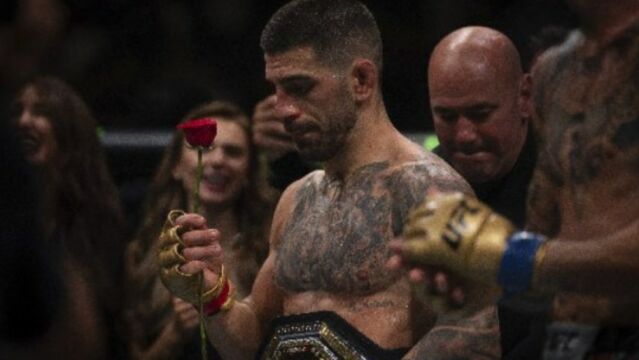 Topuria, con el cinturón de campeón de la UFC