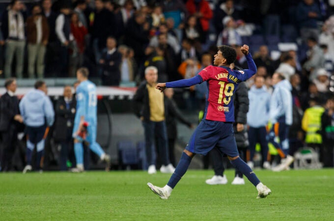 Lamine Yamal celebra la victoria del Barcelona en el Bernabéu