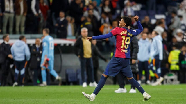 Lamine Yamal celebra la victoria del Barcelona en el Bernabéu