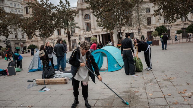 Desconvocan la acampada por la vivienda de la plaza del Ayuntamiento de València