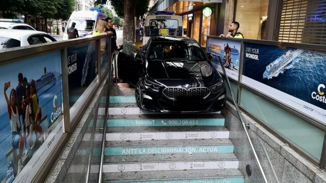 Un coductor boracho empotra su coche contra la entrada del metro de Colón, en Valencia