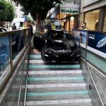 Un coductor boracho empotra su coche contra la entrada del metro de Colón, en Valencia