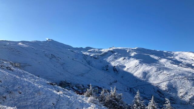 El espectacular manto blanco que luce Sierra Nevada tras las precipitaciones del fin de semana