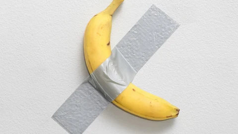 «Comedian», que constituye la famosa pieza del plátano adherido a la pared, fue creada en 2019 por Maurizio Cattelan