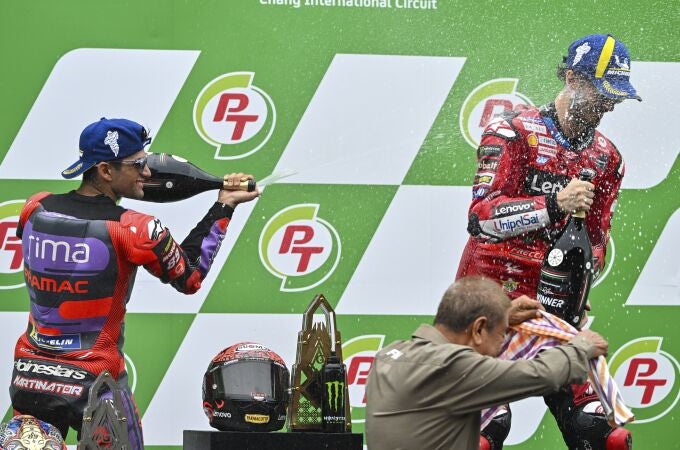 Martín y Bagnaia, en el podio del circuito de Chang