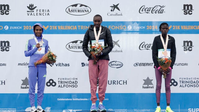  La keniana Agnes Ngetich (c) celebra su victoria junto a la etíope Fotyen Tesfay (i), segunda posición, y la keniana Lilian Kasait , tercera posición, tras la media maratón de Valencia celebrada, este domingo, en Valencia.