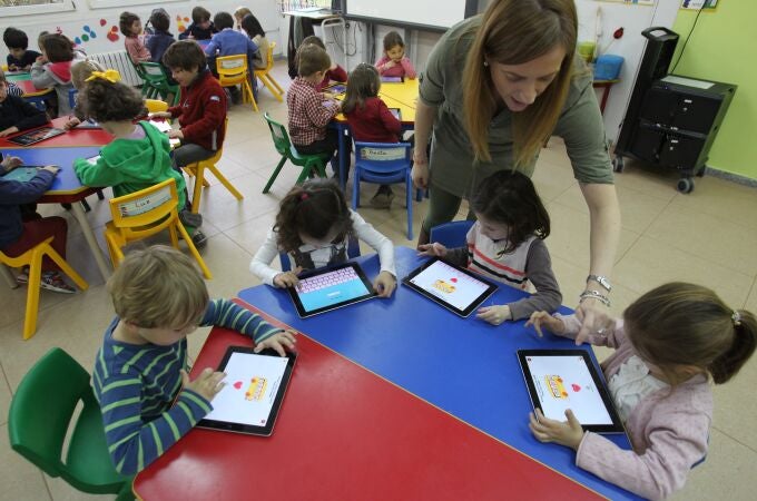  TECNOLOGÍA Y DOCENTES. NIÑOS Y NIÑAS DE PREESCOLAR UTILIZANDO TABLETS. 04/04/14 LICEO EUROPEO, LA MORALEJA.